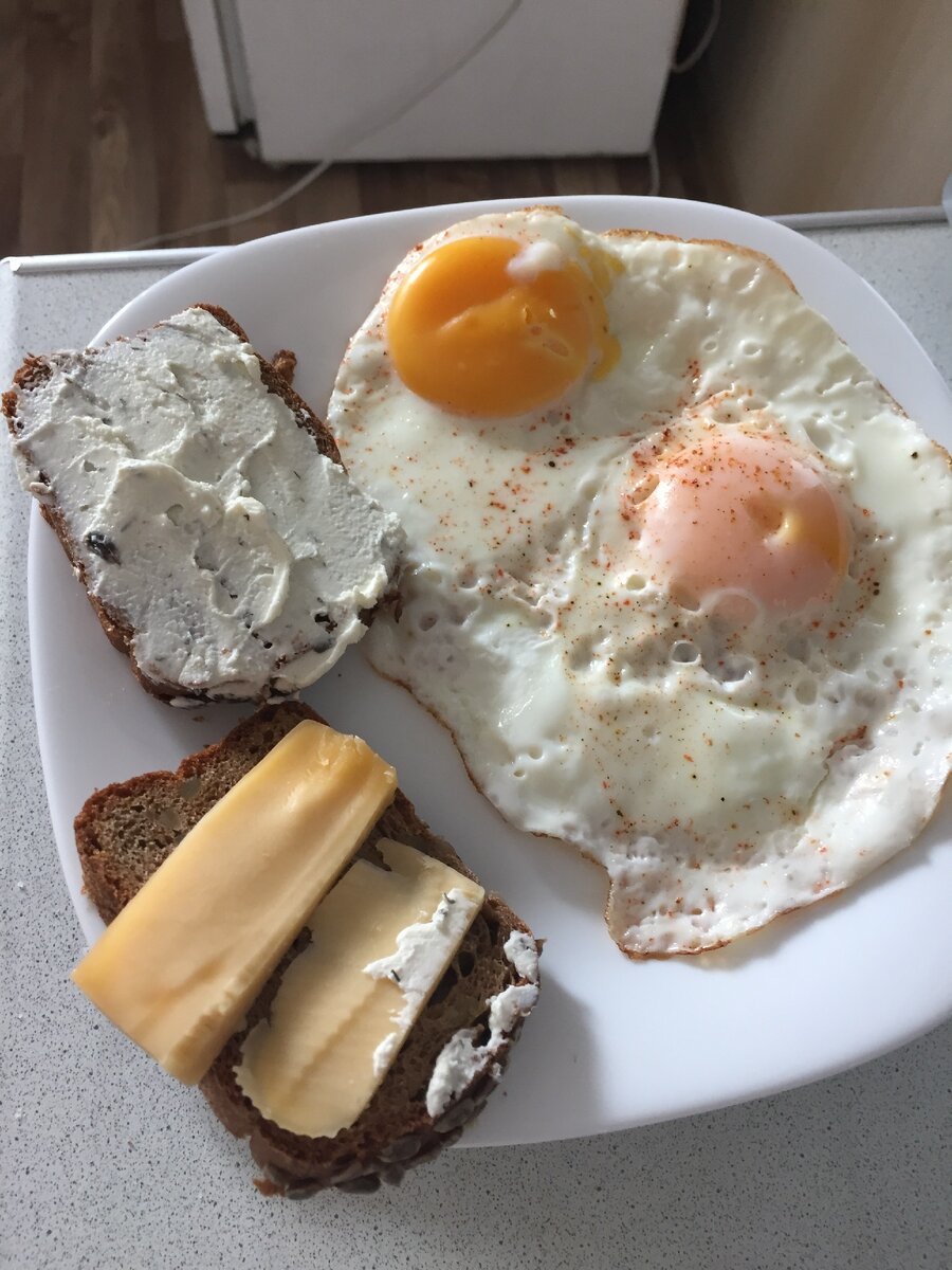 Яйца и бутерброды с сыром