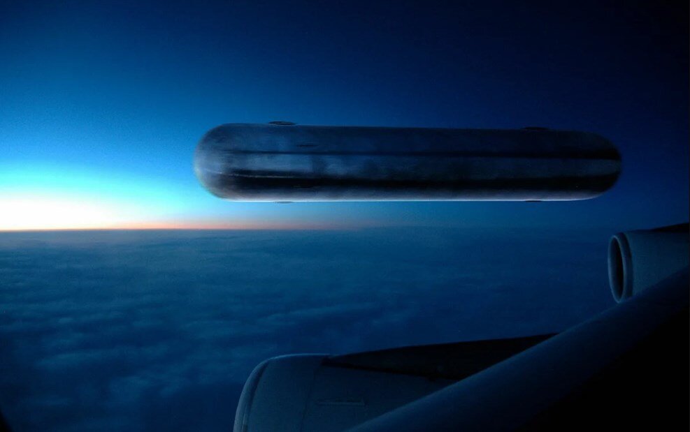 Странный объект, который был сфоткан пассажиром самолёта