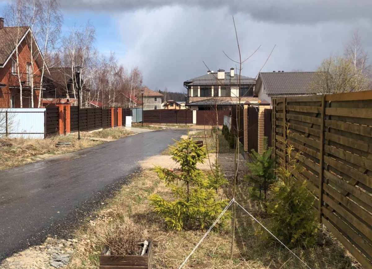 Освещение есть, проводов над головой нет - чистое небо!