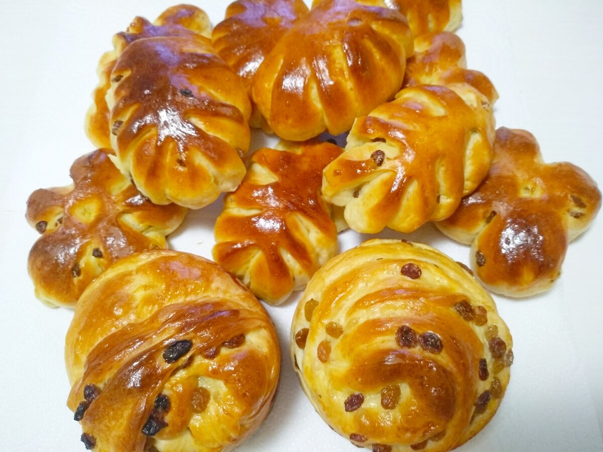 Всем доброго дня! Сегодня у нас выпечка,  будем печь пасхальные булочки «МАЗУРКИ» . Такие булочки в нашей семье всегда пекутся на Пасху. Они очень вкусные, даже какие  бы булочки не пёк в течении года , пасхальные Мазурки  всегда получаются особенно вкусными.  Когда мы шли в гости, или к нам приходили гости, Мама всегда давала с собой гостинец Большой кулич, несколько маленьких булочек и крашеные яйца и это называли  «Волочилно» , мы стараемся не забывать семейные традиции.
