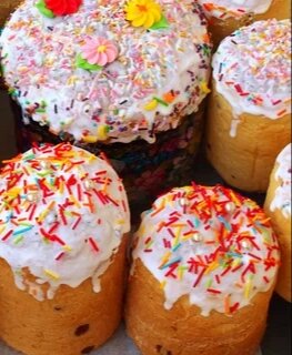 
Слегка остывшие куличи украшаем глазурью и кондитерской посыпкой.