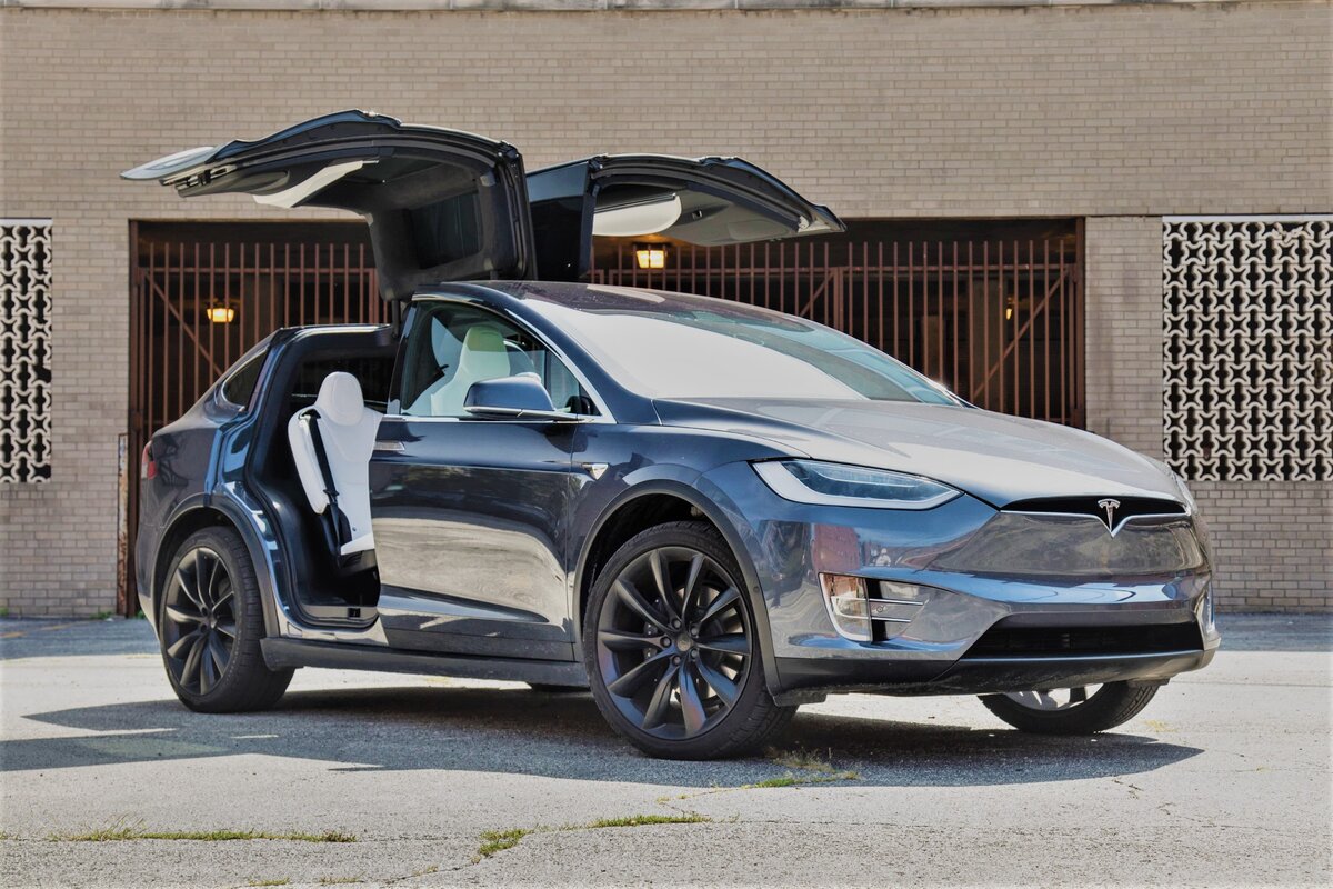 Tesla model x задние двери