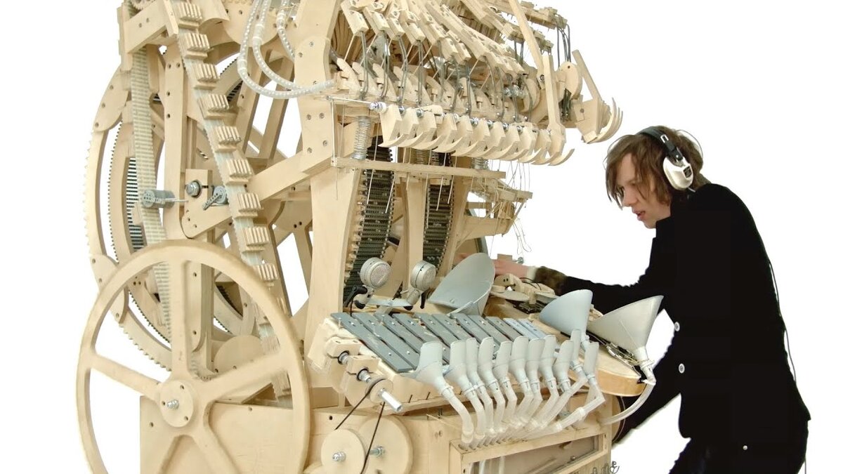 Мартин Мулин со своим творением- Marble Machine