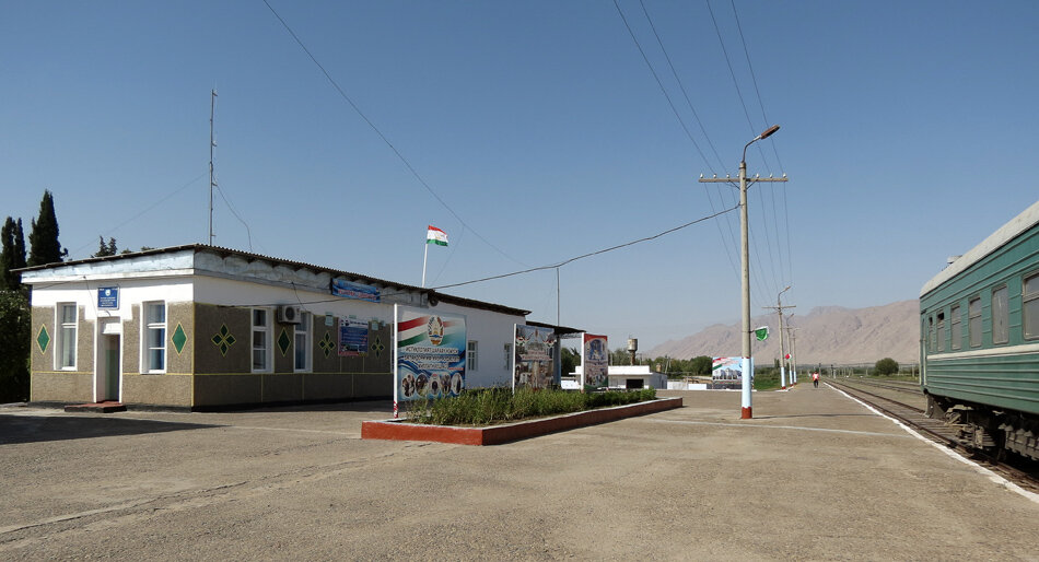 Таджикистан железная станция. Село айвадж. Айвадж таджикистан. Пагода айвадж. Забытые пещеры.