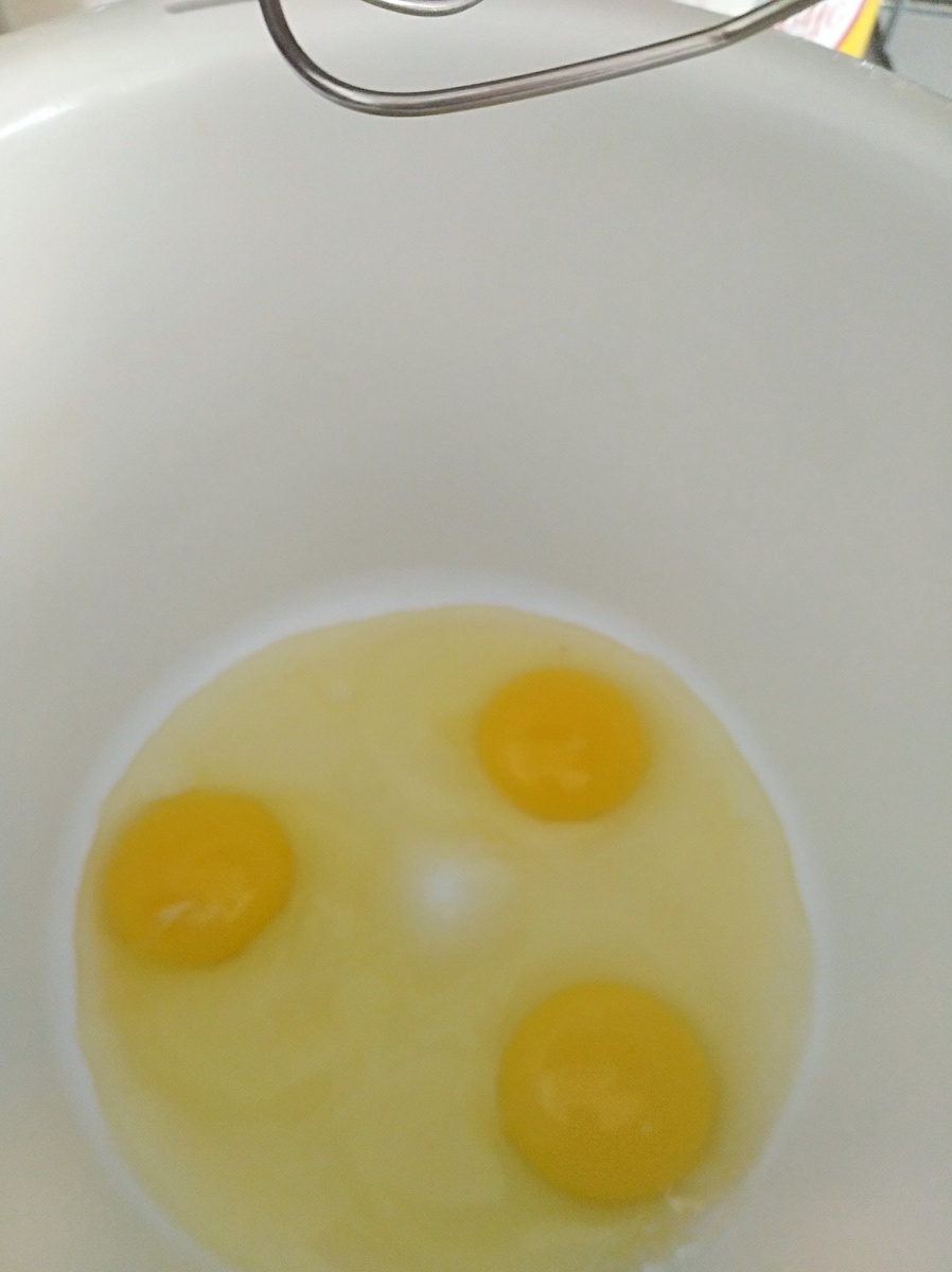 3 яйца немного взбиваем с солью