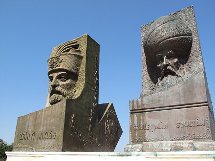 Современный памятный монумент в Сигетваре, изображающий Сулеймана Великолепного и руководившего обороной крепости Миклоша Зриньи