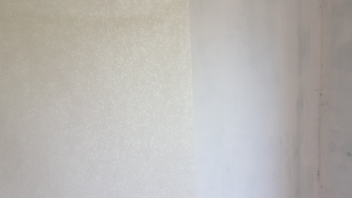 Слева рулон, справа стена еще без обоев