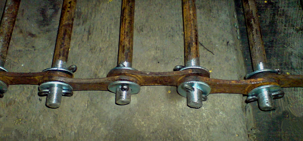 Крепление прутьев при помощи шайб и шплинтов.