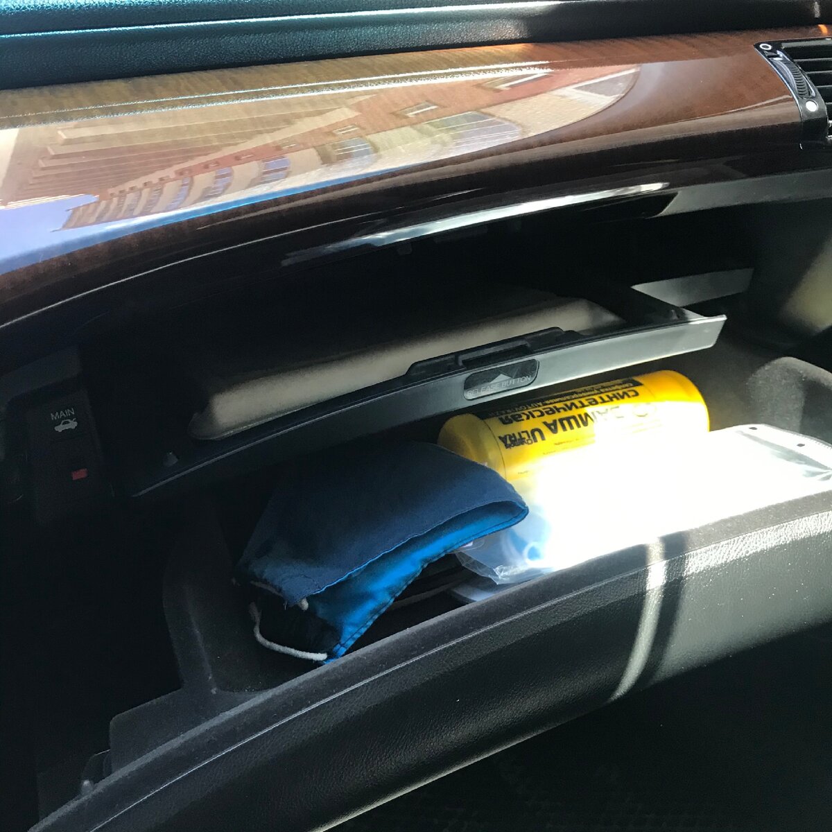 Бардачок и та самая секретная полка с наклейкой "нажми на кнопку" :)