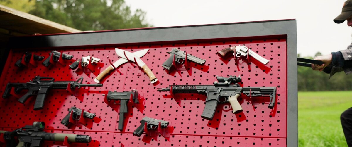 Начало фильма похоже на кучу других картин про охоту на людей. "Охота" 2020 г.