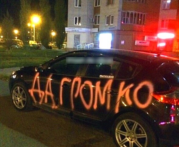 Сосет в машине ночью