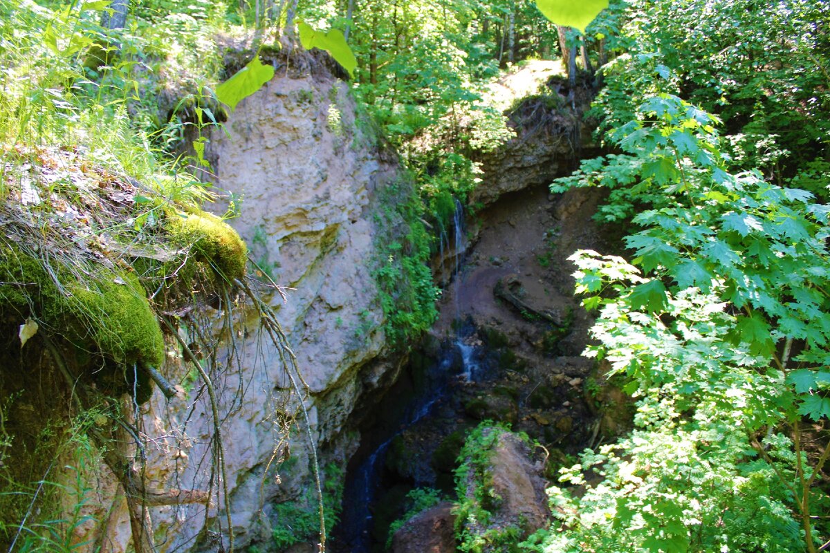 Чудное место России не характерное для Поволжья – чувашский водопад в каньоне, вода которого словно серебряная