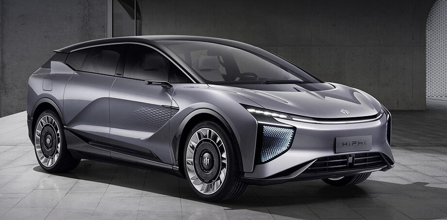 Машина реально большая — около 5200 мм в длину и 2000 в ширину. Масса превышает две тонны. Диаметр колёс — 23 дюйма. Светодиодные блоки на «щеках» и под задними фонарями представляют собой интерактивные дисплеи ISD (Intelligent Signal Display), которые показывают анимированные знаки.