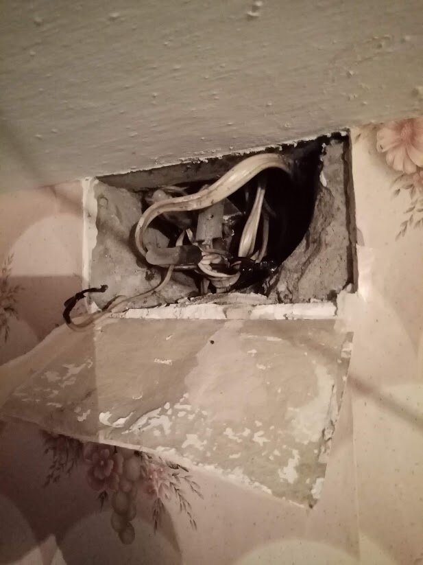 отсоединён один из проводов