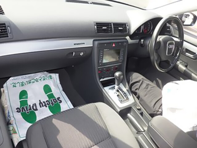 Салон праворульного японского Audi A4