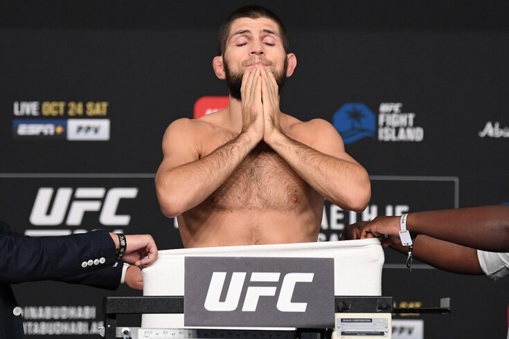 Хабиб Нурмагомедов на весах перед боем с Джастином Гейджи.