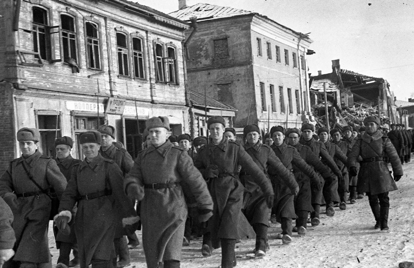 Советские солдаты на улицах освобождённого Ржева.
Март 1943 года. Фото: РГАКФД
