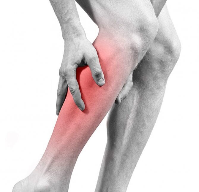 Экспертная оценка Боль в ноге может возникать из-за проблем с артериями и/или венами в нижних конечностях. Кровеносные сосуды в ноге могут закупориваться, сдавливаться или воспаляться.