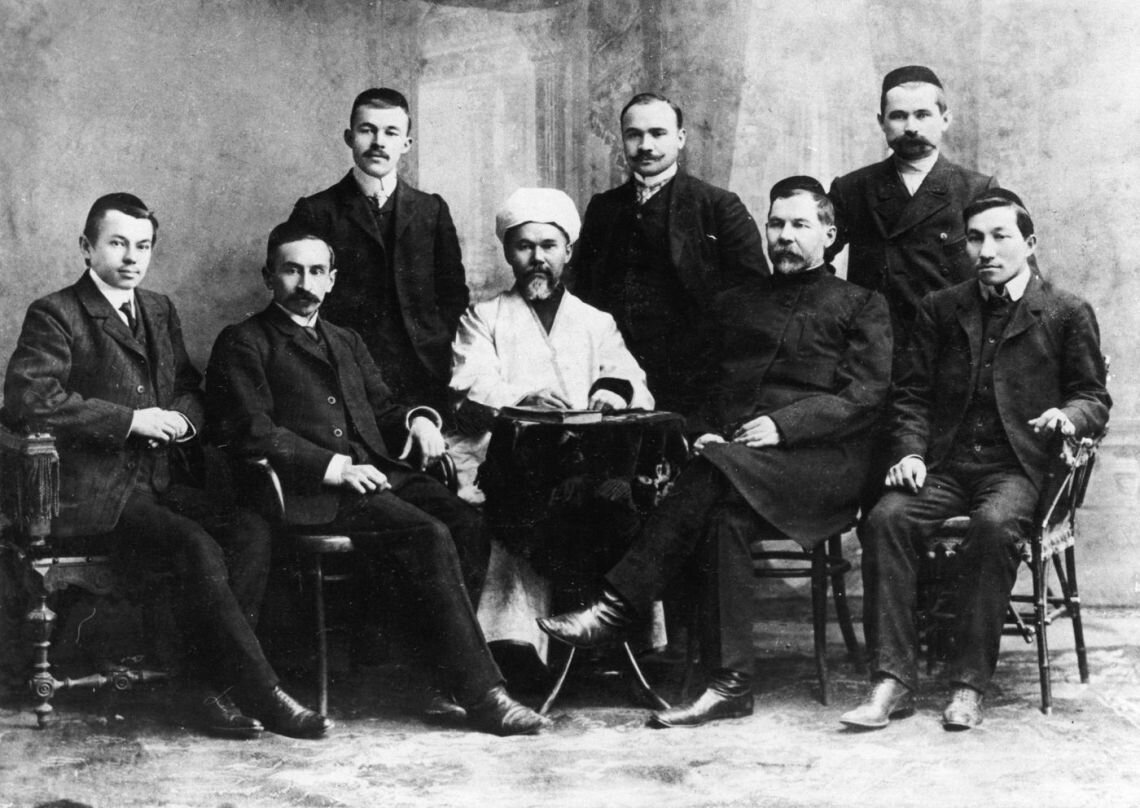 Сотрудники  татарских периодических изданий - "Вакыт" и "Шура" - вместе с издателем, золотопромышленником Закиром Рамеевым (поэт Дэрдменд) (в первом ряду, второй справа.  Оренбург, 1909 г.