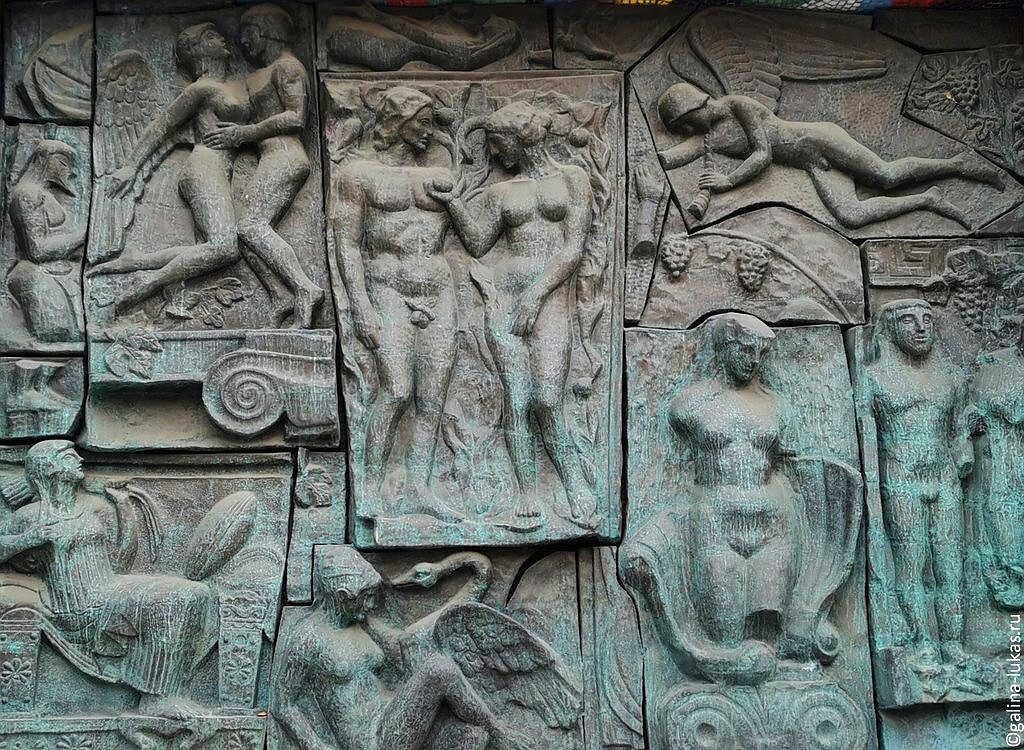 Панно во дворе Музея современного искусства. Все фото в статье сделаны автором