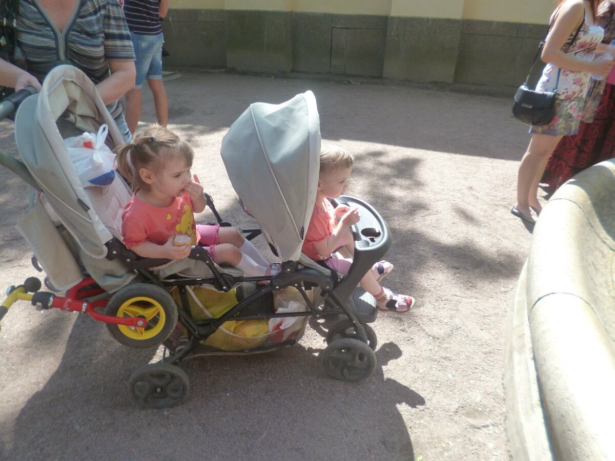 Иногда это выглядело так. Коляска для двойни + беговел в корзине. 