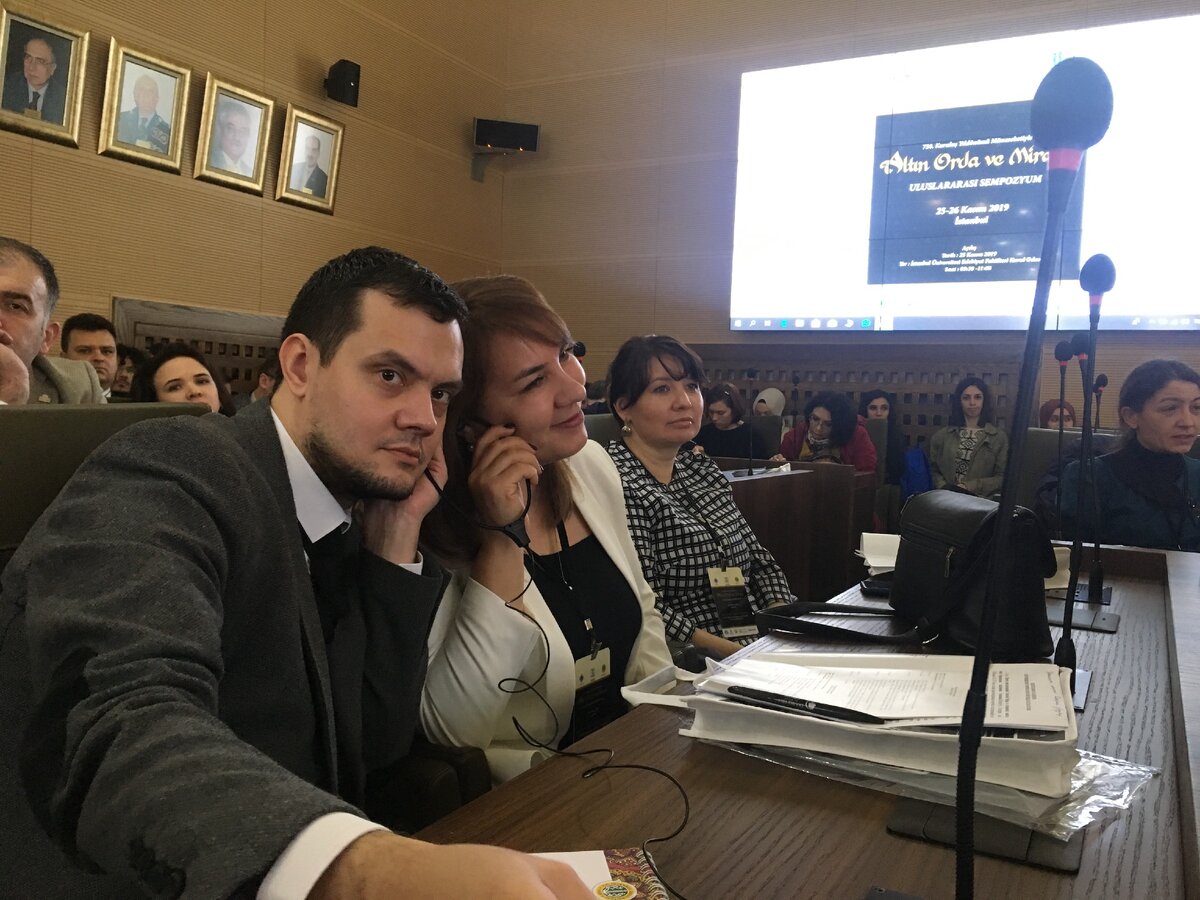 Тоже мои коллеги, историки-марджанисты. Один наушник с переводчиком - это так объединяет. Фото мое.  