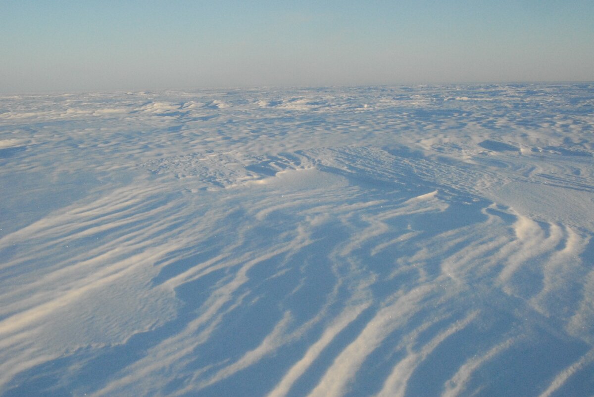 Ветровая доска наста проявляется на закате. Фото автора.