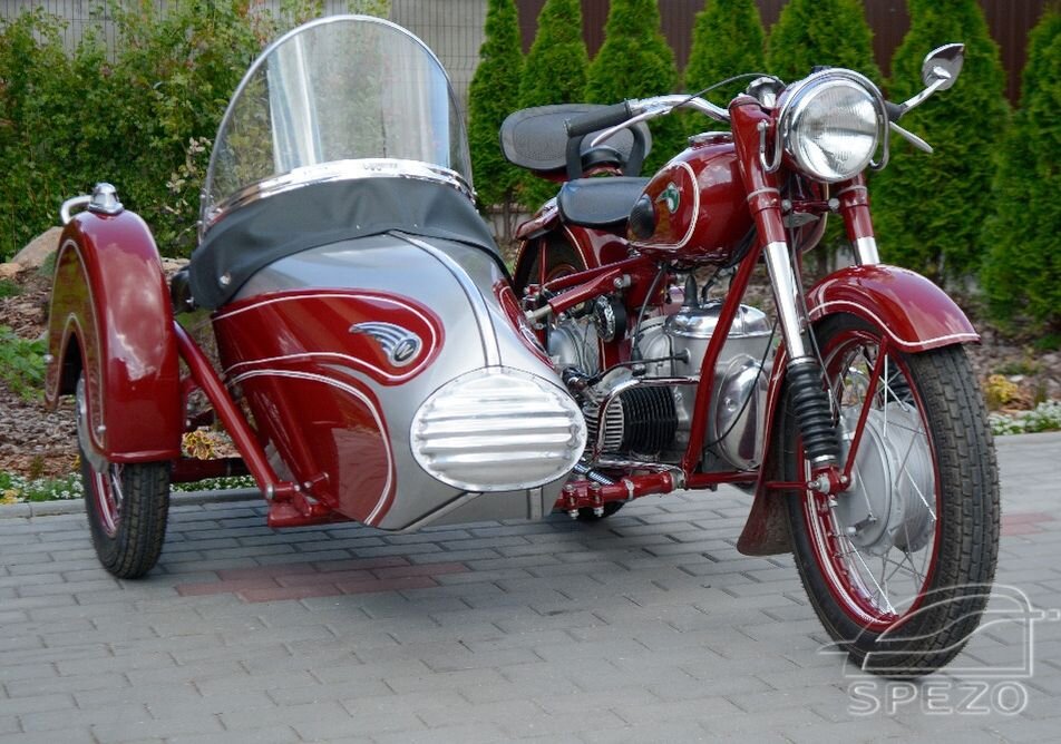 ИФА 350 внешне похож на классические мотоциклы тридцатых годов, но появился он уже после Второй мировой, на территории ГДР.