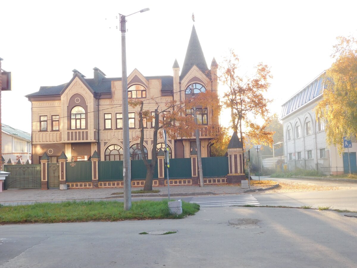 Это современный жилой дом в центре России. В США такой стоит  несколько миллионов зеленых. Жилище счастливого  Человека.