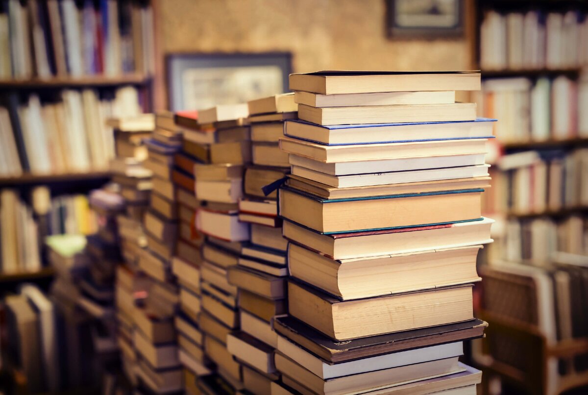Книги почитать 2023. Много книг. Куча книг. Изображение книги. Фотографии книг.