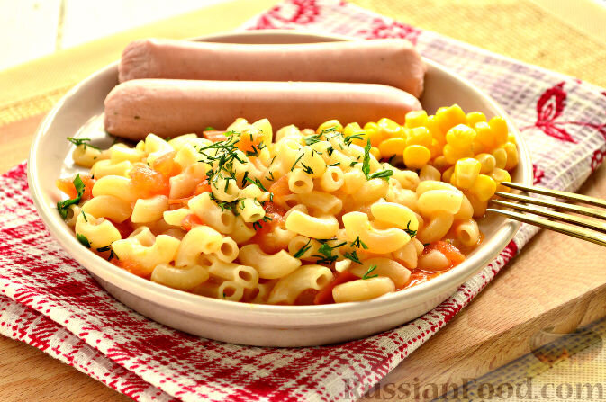 Макароны довольно часто используются для приготовления быстрых блюд. Предлагаем вам приготовить макароны в сковороде, с помидорами, луком и чесноком.