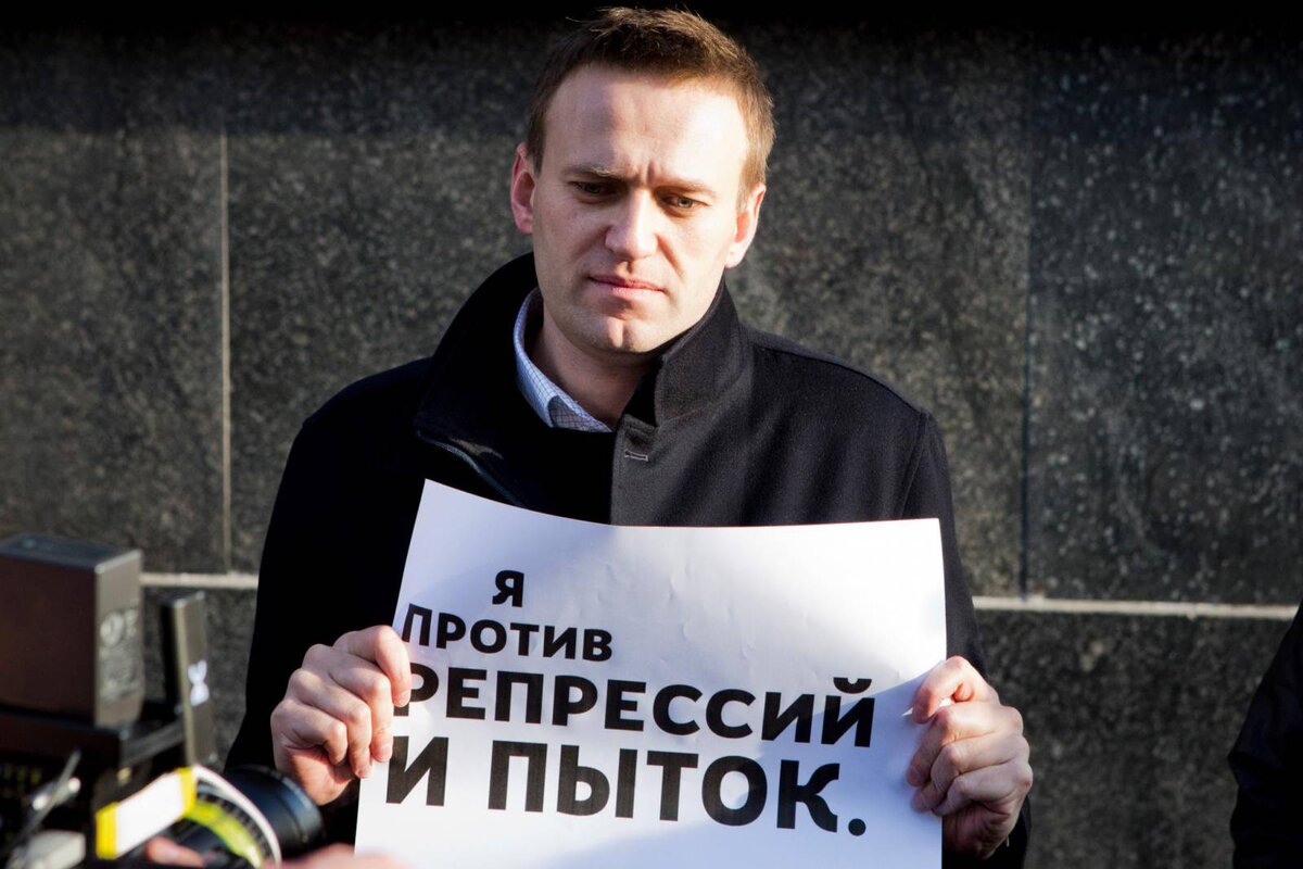 Навальный мразь. Навальный плакат. Навальный держит плакат. Против Навального плакат.