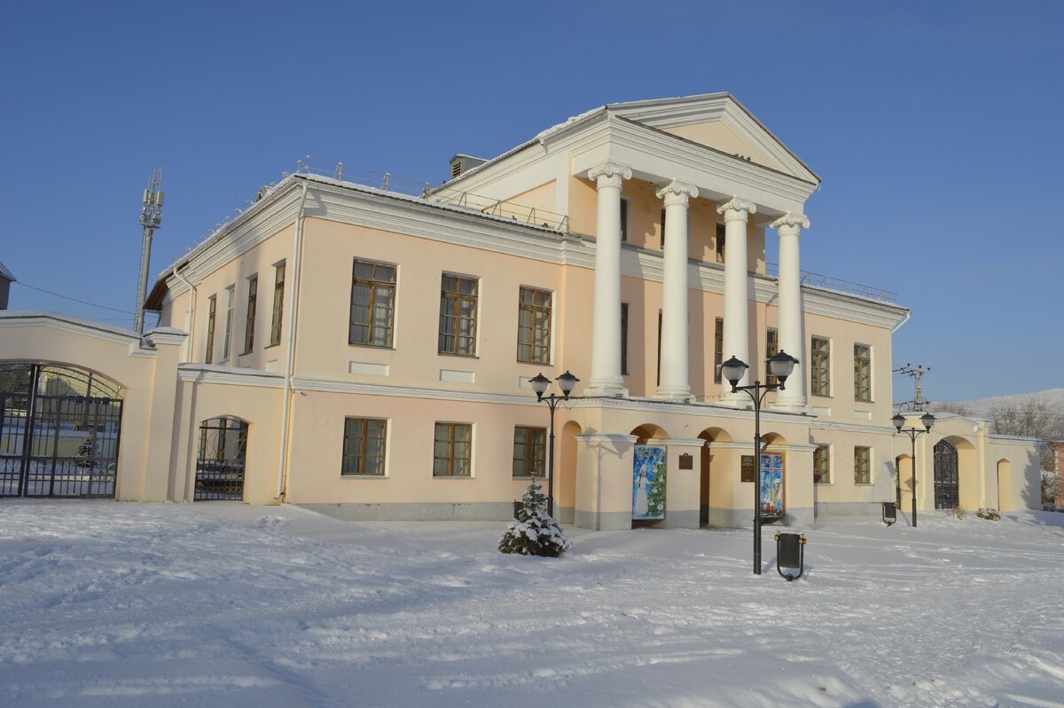 Здание почты 19 в. (Усадебный дом городского головы Н.Н. Струкова, М.С.Мельникова. 1808 г). В советское время там также было здание почтампа. Сейчас в здании расположена школа искусств.