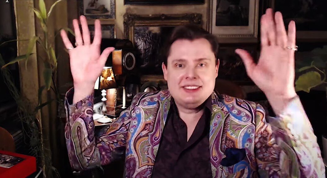 Подход к работе, тем не менее, очень серьезный: представьте, самый банальный формат - разговор на камеру - выложен на Ютубе, среди прочего, с разрешением 1440р, что явно "ту мач". Зато поклонники имеют счастье разглядеть изящные фиолетовые "огурцы" на блестящем пиджаке. Скриншот, источник - https://www.youtube.com/watch?v=DKRePS51nZA&t=2469s