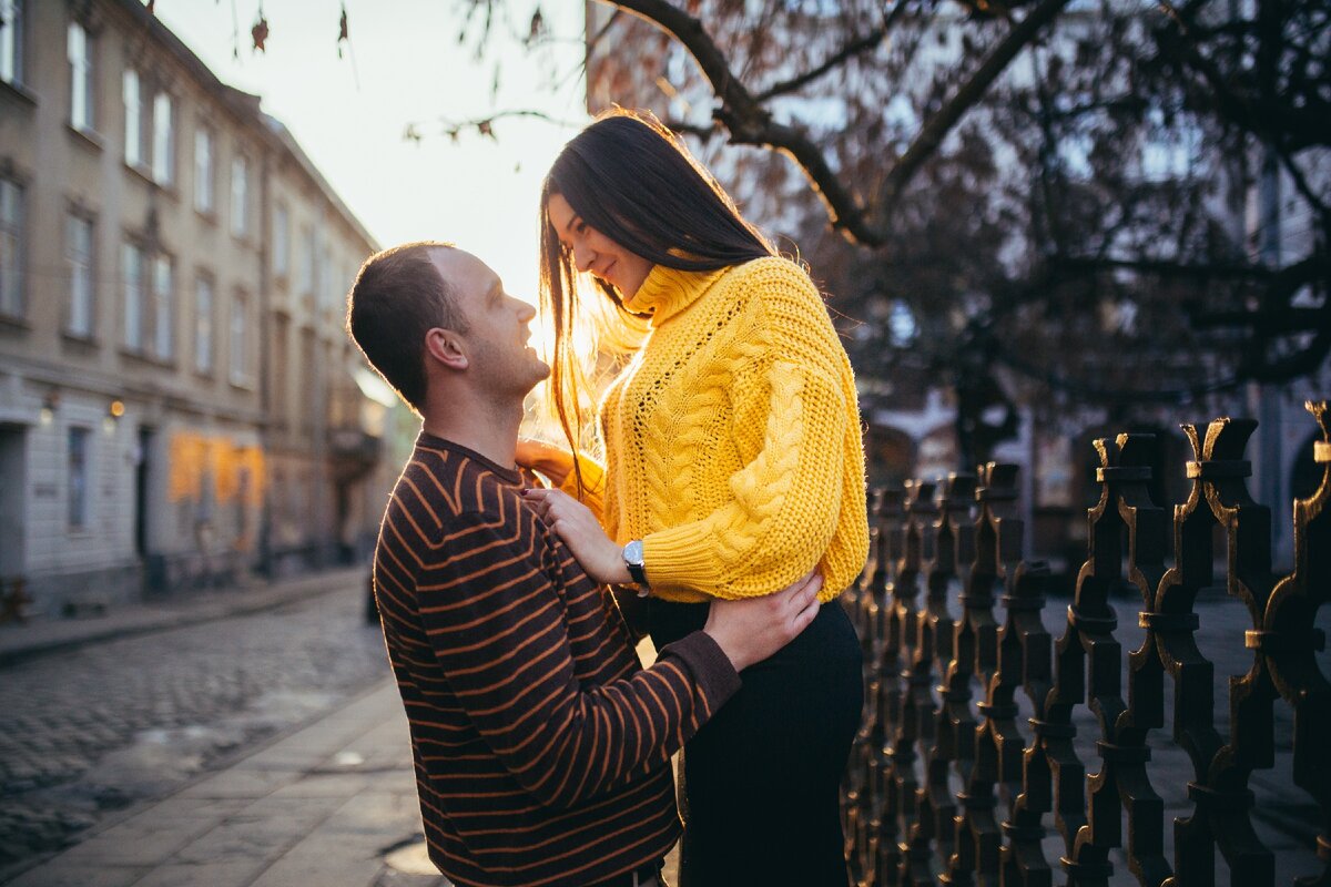 Нельзя забывать про сайты знакомств.