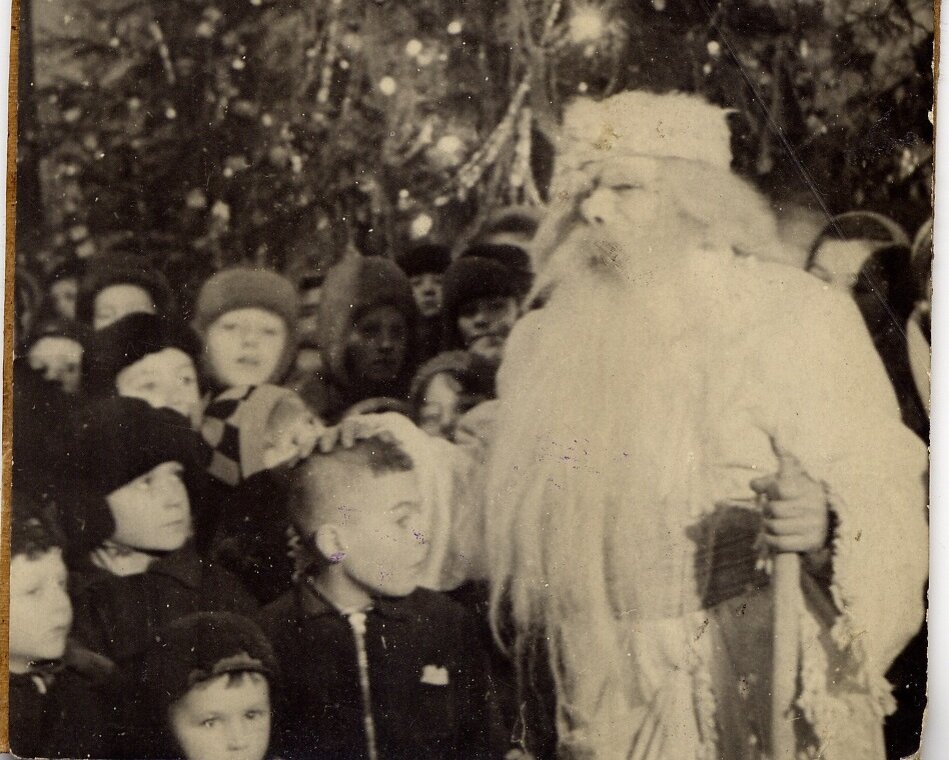 Новогдняя елка в блокадном Ленинграде в канун 1942 года. Источник https://muzcomedy.ru/blokada/