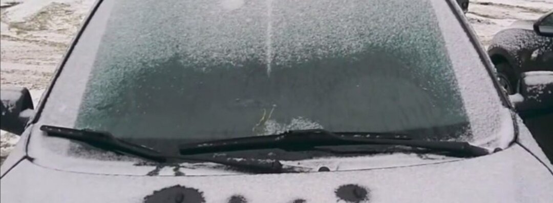 Быстро тает снег и лёд на лобовом стекле 