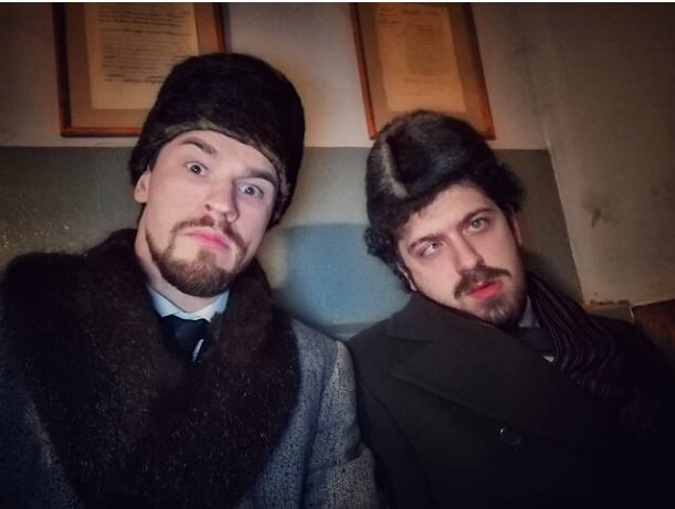 Вячеслав Колядин в роли адвоката Ульянова Владимира Ильича (слева) после 13-часовой смены на площадке. https://ok.ru/annadetective/topic/152811495713738