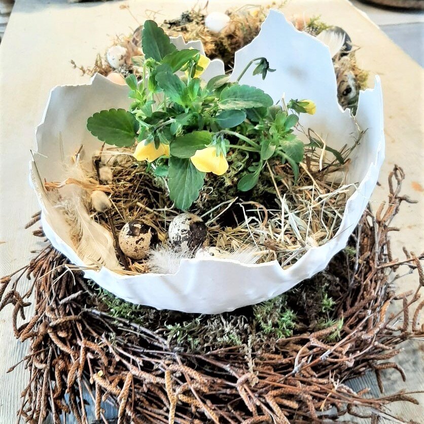 Декоративная композиция с анютиными глазками и перепелиными яйцами