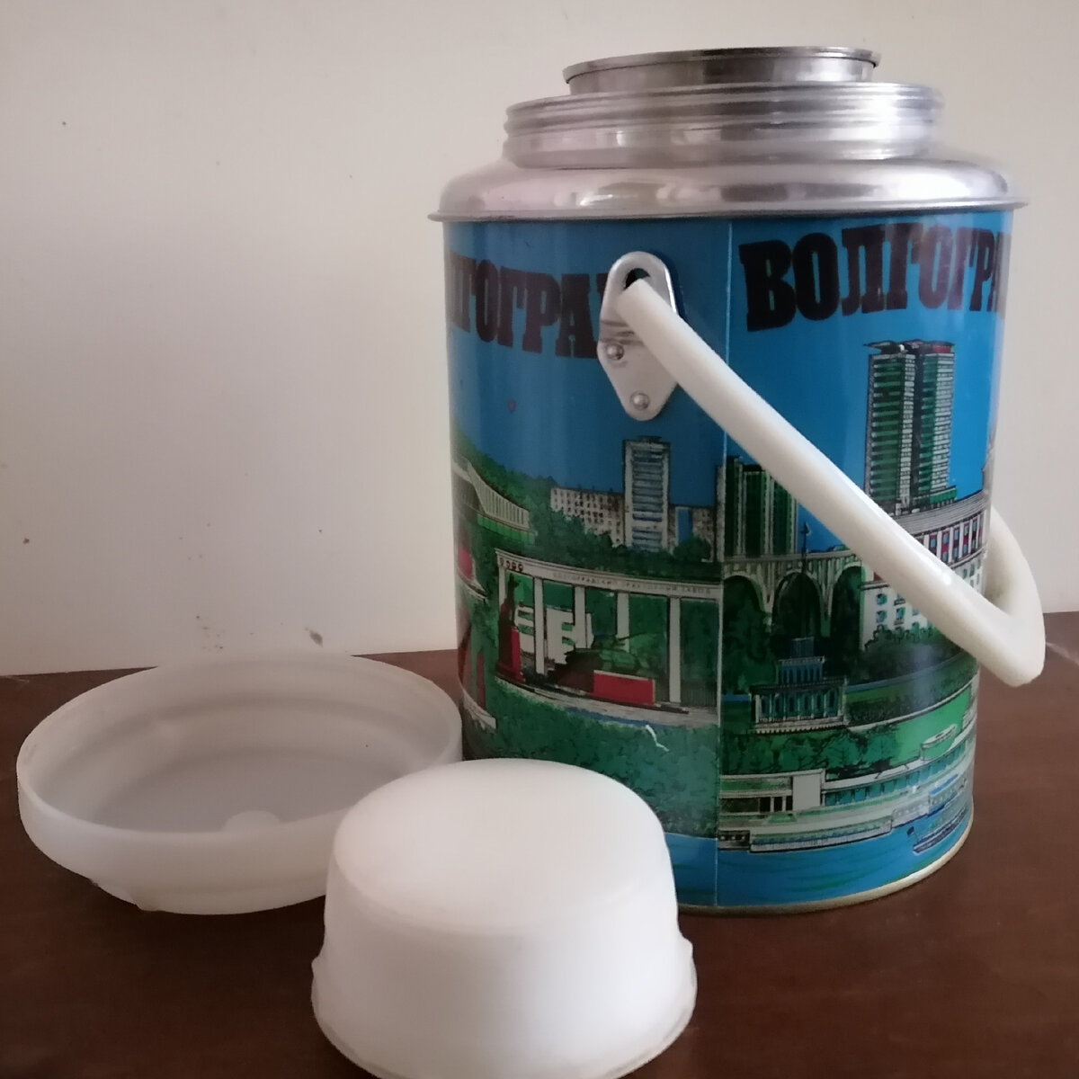 Внутри металлическая колба, снаружи нержавейка, крышка- пластик