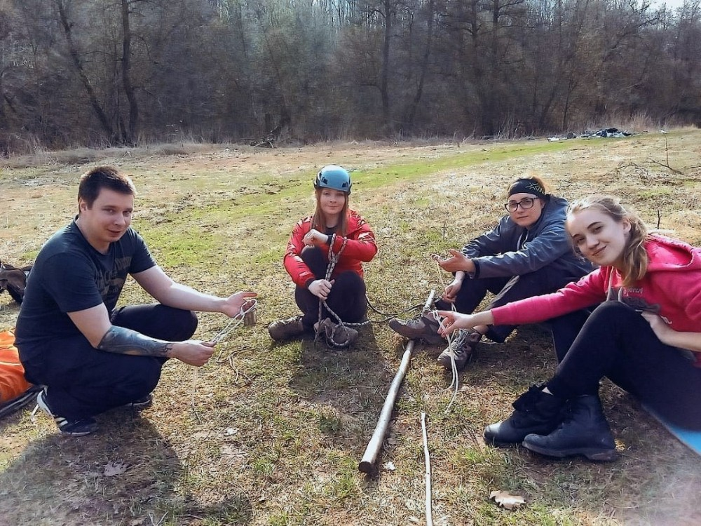 Ирина Петухова (в центре в каске) научила ребят вязать прочные узлы.