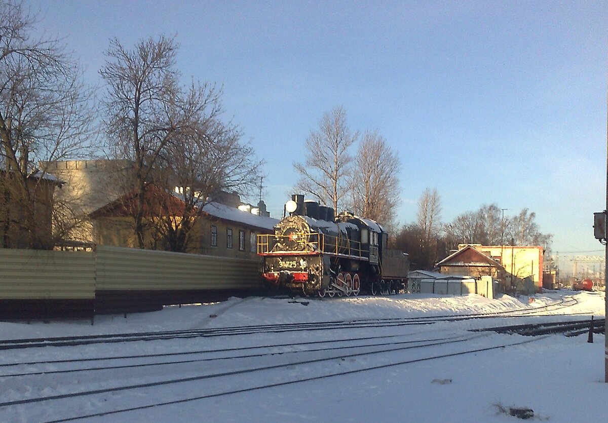 2. Паровоз-памятник Эм 725-39 на станции Тверь