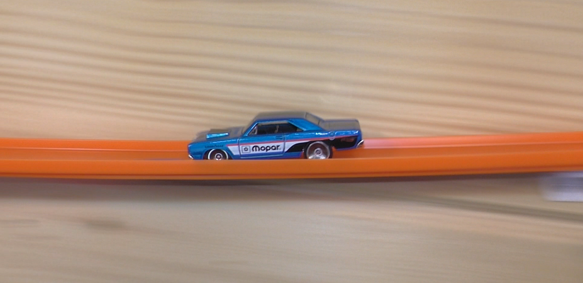 На разгонной прямой. Кстати, треки Hot Wheels продаются там же - на стендах с самими машинками.