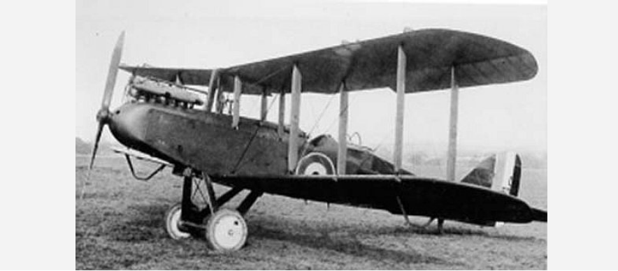 Airco DH.9 — бомбардировщик, который мог в принципе таскать как бомбы, так и пострадавших, а к тому же и выполнять разведку. В общем — мастер на все крылья