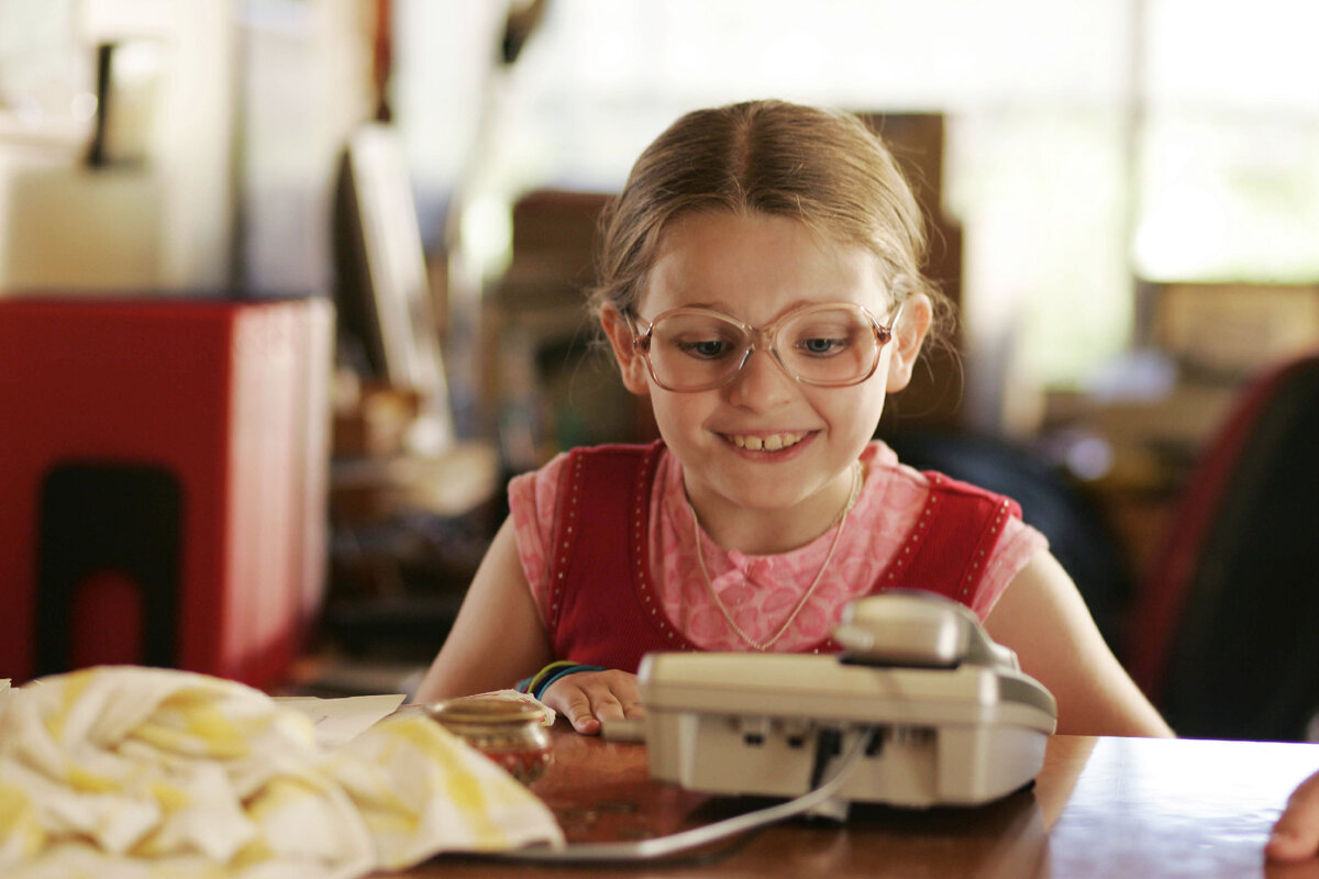 «Маленькая Мисс Счастье» - трагикомичное и, в тоже время, доброе кино о милой и наивной семилетней мечтательнице Олив. Оно вышло в 2006 году и сразу стало хитом.
