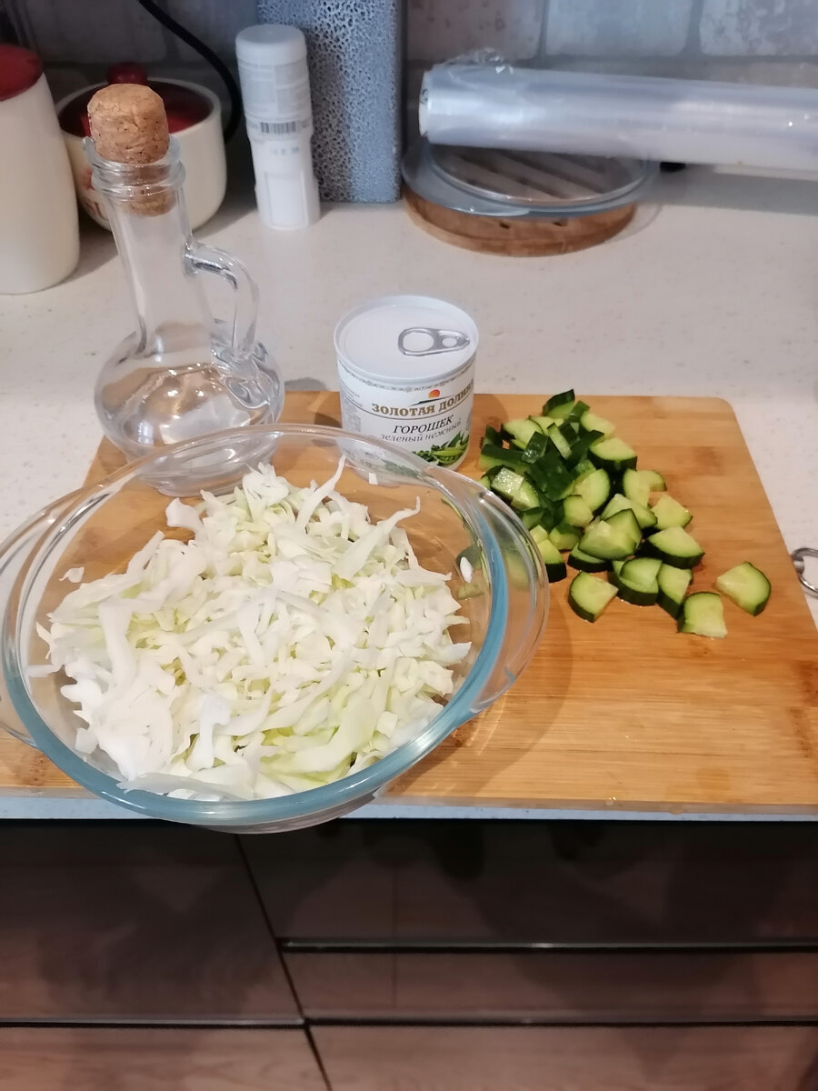 Вот все что нужно для 1 порции салата. Для наглядности. Фото из личного архива.