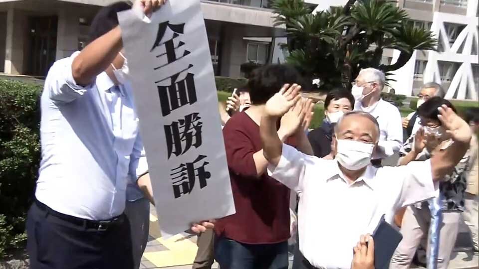 Истцы торжествуют после решения апелляционного суда, поддержавшего их иск.