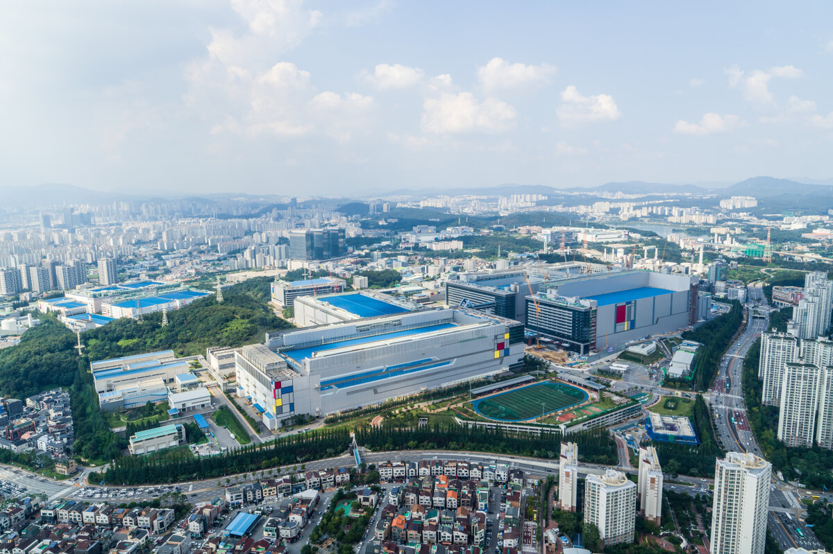 Заводы Samsung по производству микросхем в Хвасоне, провинция Кёнгидо (Samsung Electronics)
