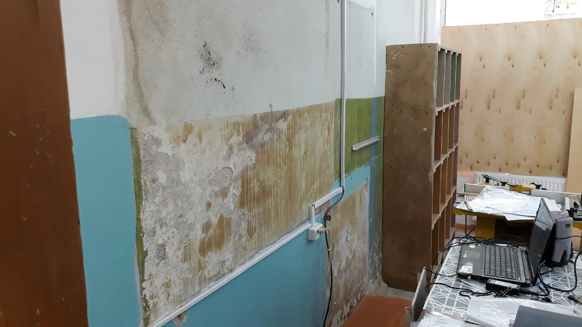 Стена за учительским столом. Июль 2021 г.