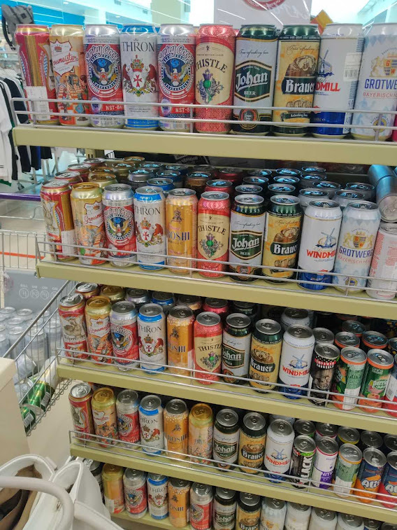 Банки выбирали, видимо, с максимально ярким оформлением)))